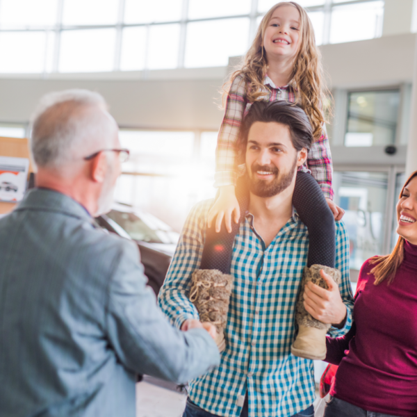 Hier sollten Sie eine Familie beim Autokauf sehen