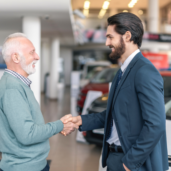 Dieses Bild zeigt einen glücklichen Autokäufer